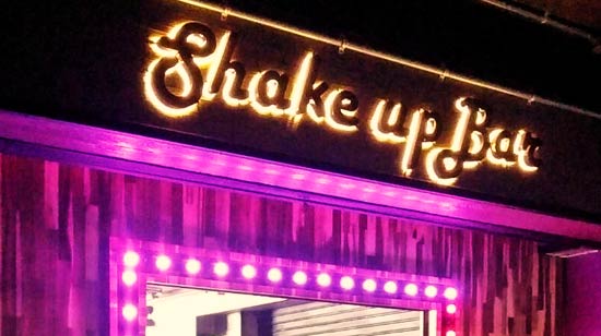 ป้ายไฟตัวอักษร แสงออกหลัง ติดป้ายชื่อบาร์ Shake up Bar